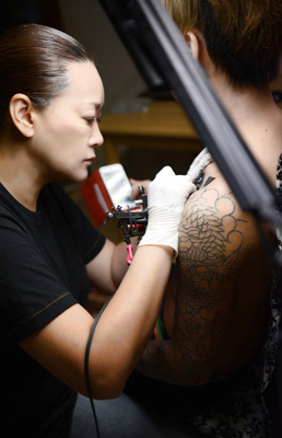 宇都宮市の彫師[彫みや]/施術の様子